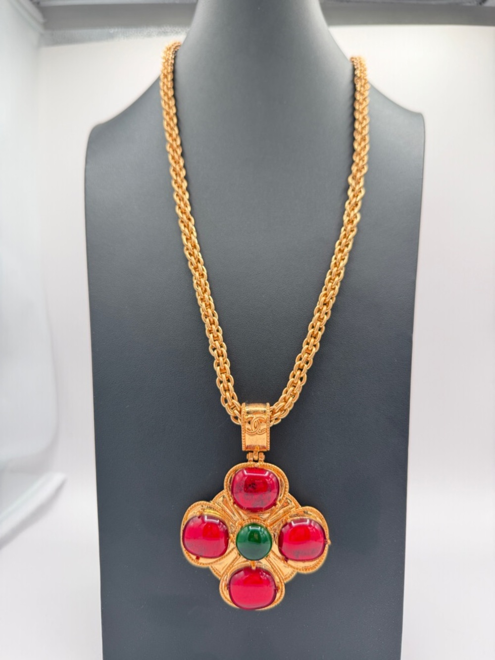 CHANEL Vintage Rare Gripoix 97A Necklace with Red and Green Cabochons - Picture 4 of 13